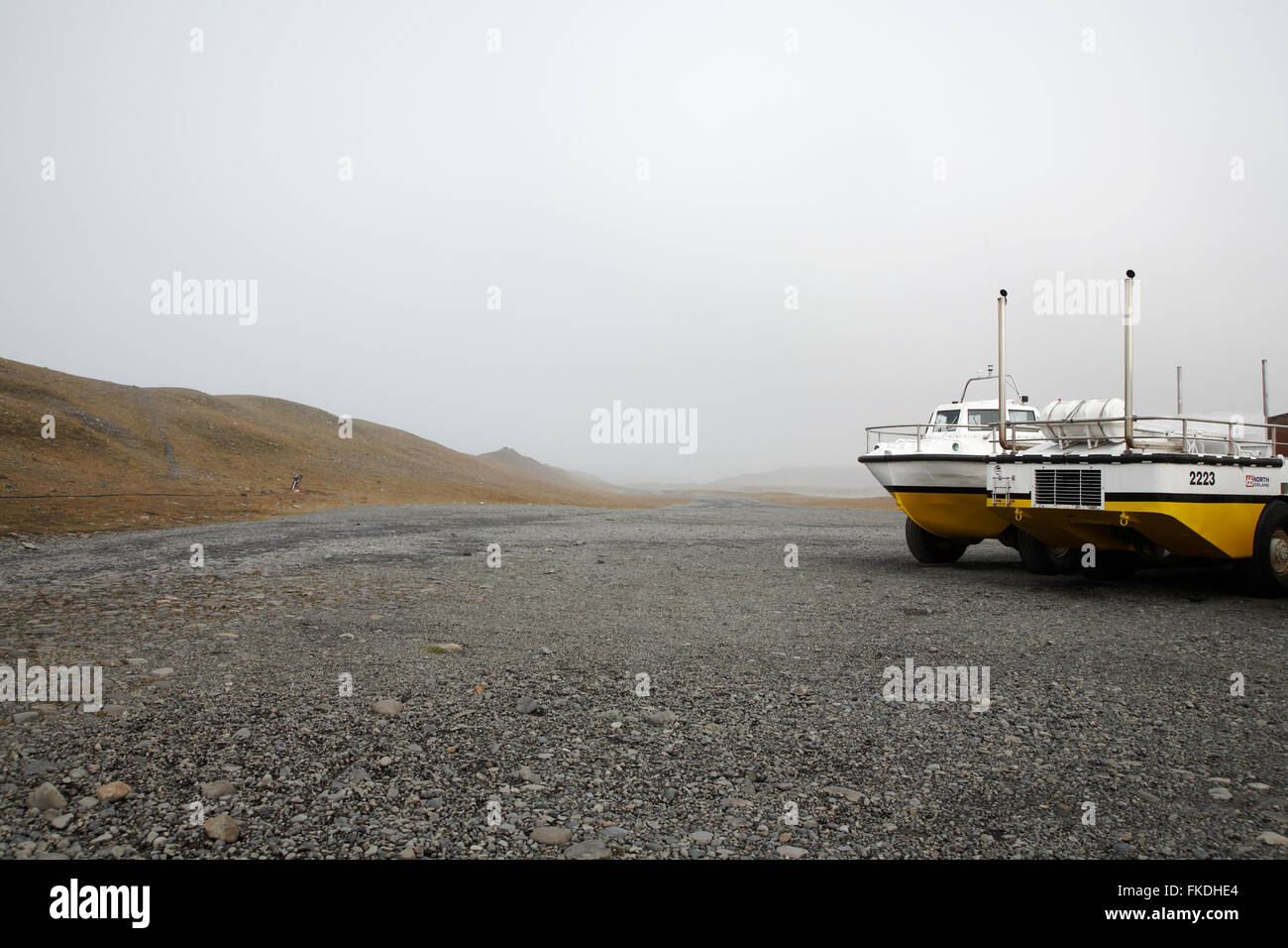 Islanda Jokulsarlon laguna glaciale barche anfibio pronto per iniziare il viaggio turistico sul lago Foto Stock