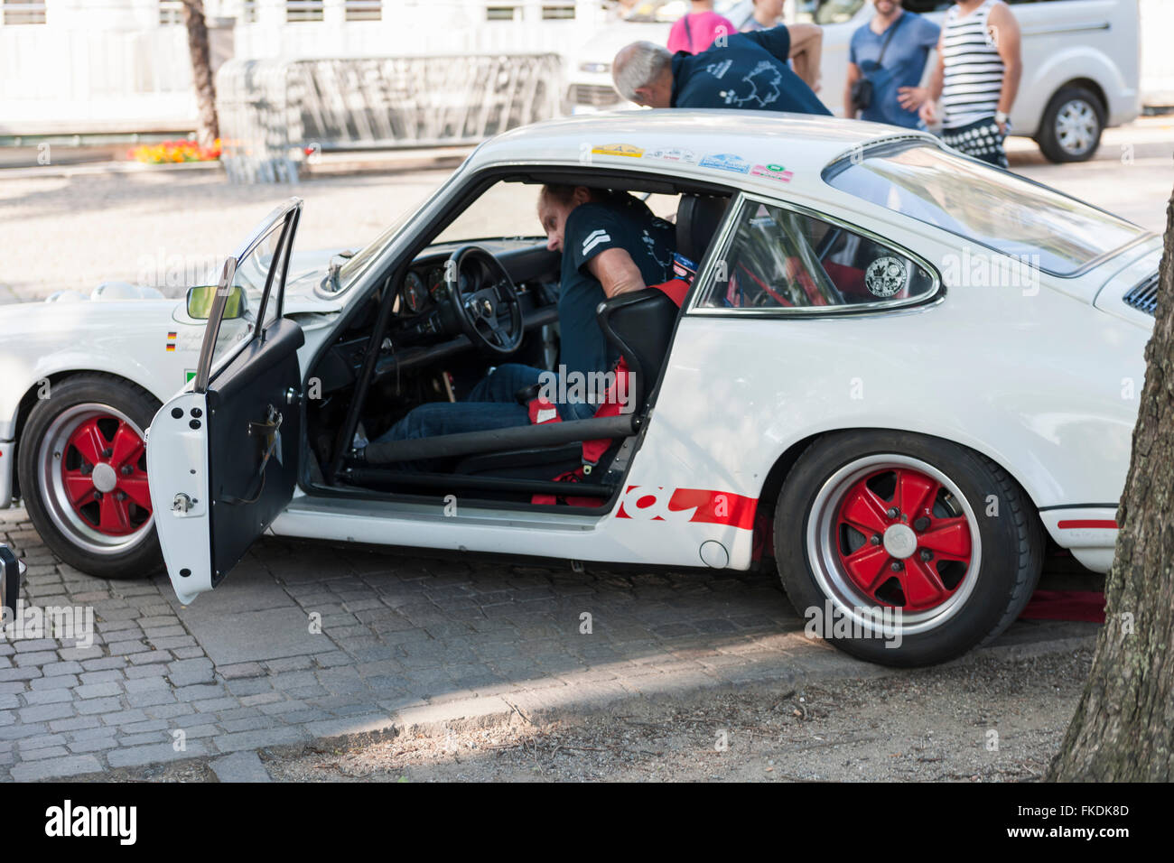 Merano, Italia - 9 Luglio 2015: vista laterale della Porsche 911 con driver Ralph Kracker in auto Foto Stock