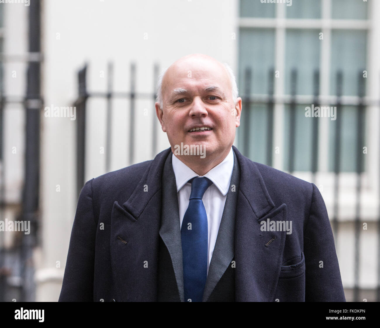 Iain Duncan Smith,il Segretario di Stato per il lavoro e le pensioni,lascia il numero 10 di Downing Street dopo una riunione del gabinetto Foto Stock