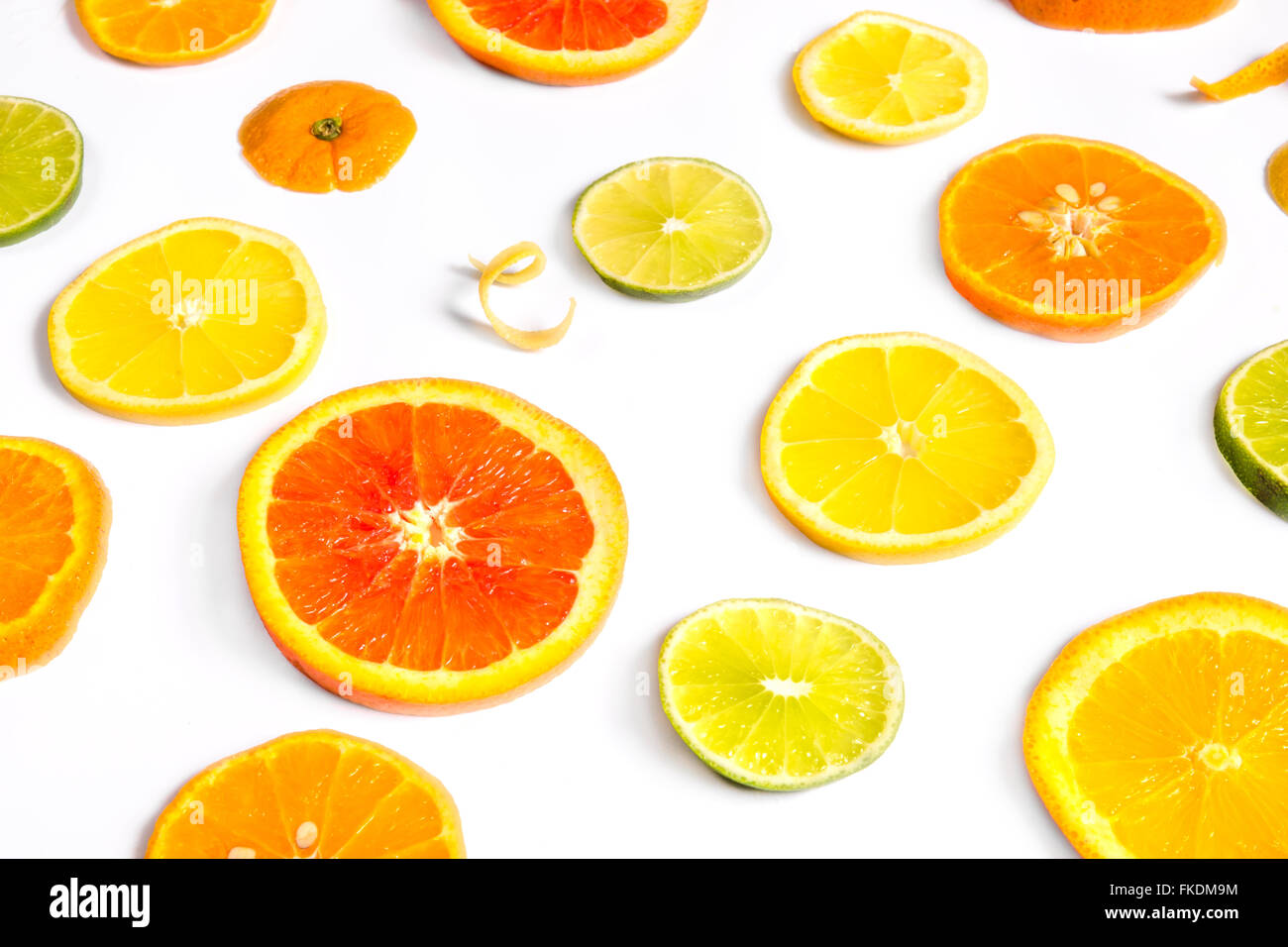 Luminoso design colorato di vari agrumi fette con le arance, i limoni e limette, pompelmo e mandarini. Foto Stock
