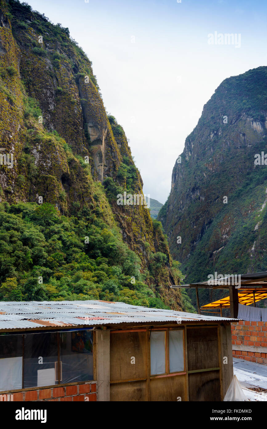 Case a al di sotto della gamma della montagna contro il cielo, Machu Picchu Cusco, Regione, Provincia di Urubamba, Machupicchu distretto, Perù Foto Stock