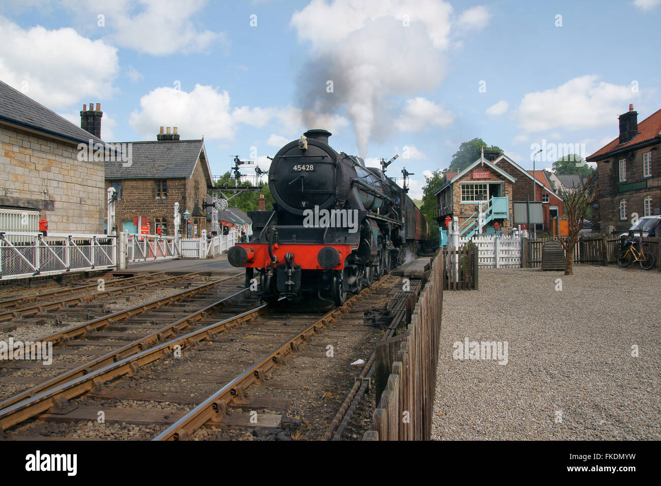 45428 4-6-0 Eric Treacy classe 5MT NERO Stanier 5 lasciando Grosmont Foto Stock 45428 4-6-0 Eric Treacy classe 5MT NERO Stanier 5 lasciando Grosmont Foto Stock
