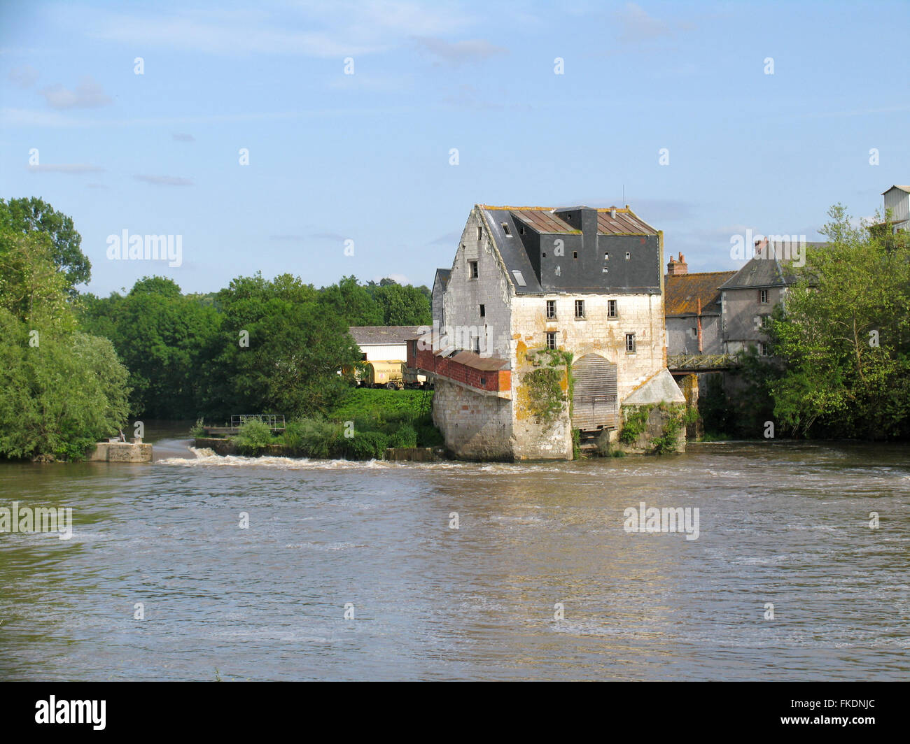 Un mulino ad acqua presso il villaggio di Savonnières attraverso il fiume Cher. Foto Stock