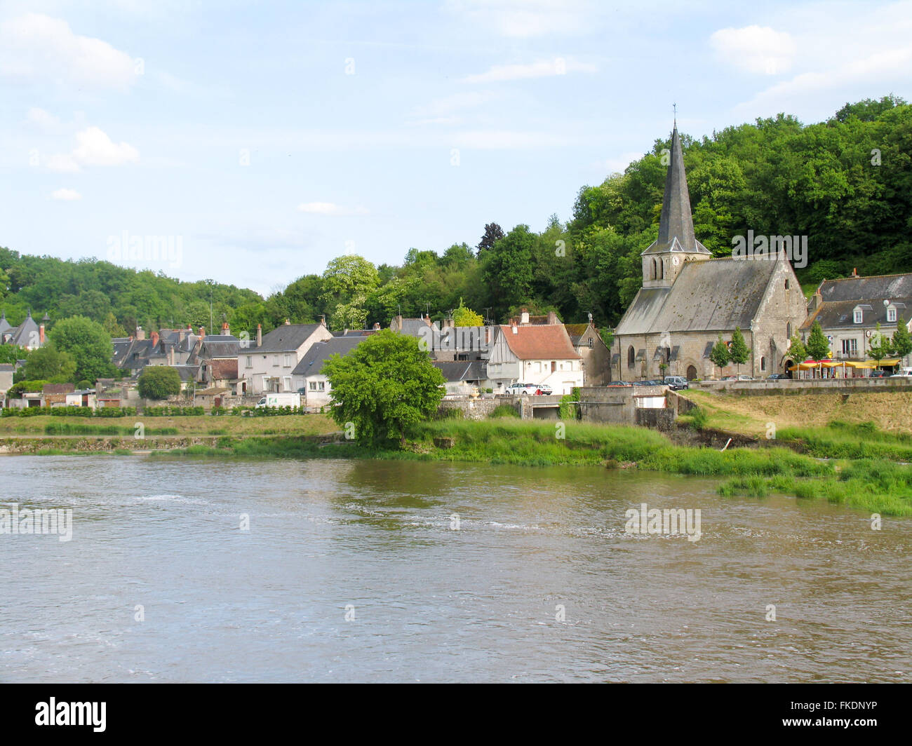 Il villaggio di Savonnières attraverso il fiume Cher. Foto Stock