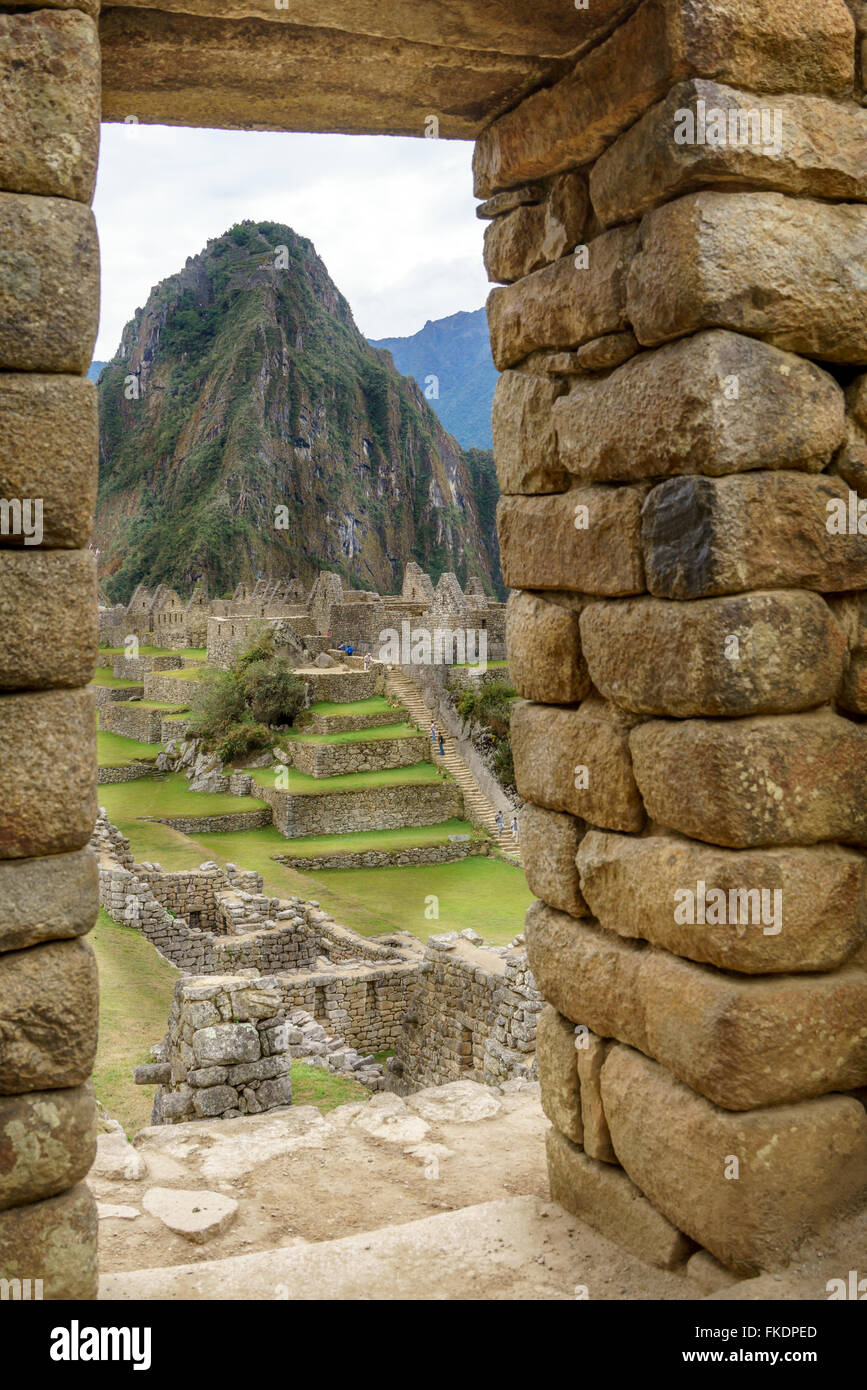 Vista del picco di montagna attraverso la finestra di Machu Picchu, Cusco Regione, Provincia di Urubamba, Machupicchu distretto, Perù Foto Stock