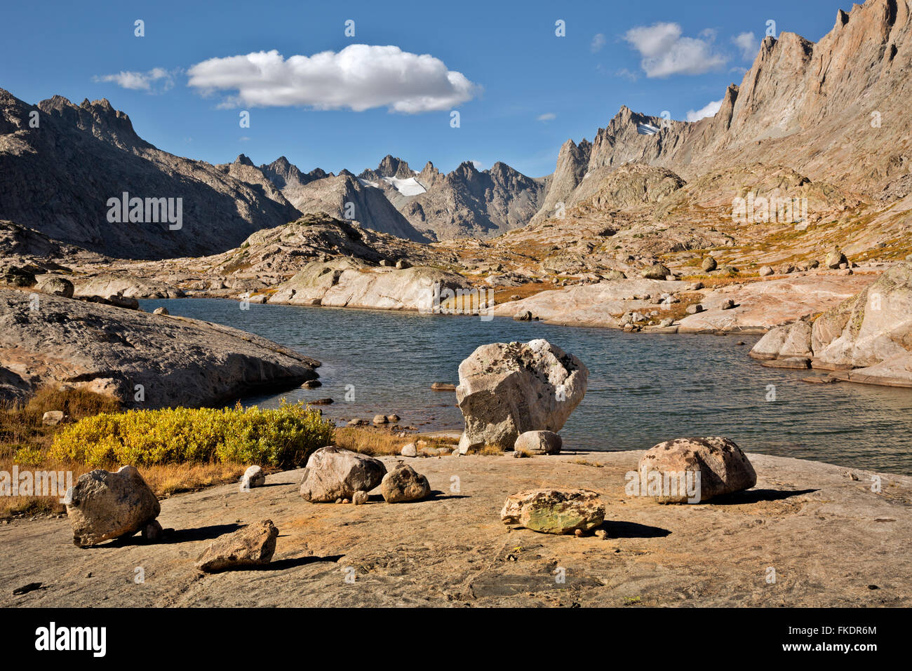 WYOMING - piccolo lago nel bacino Titcomb nella Wind River Range del Bridger area selvaggia di Bridger-Teton National Forest. Foto Stock