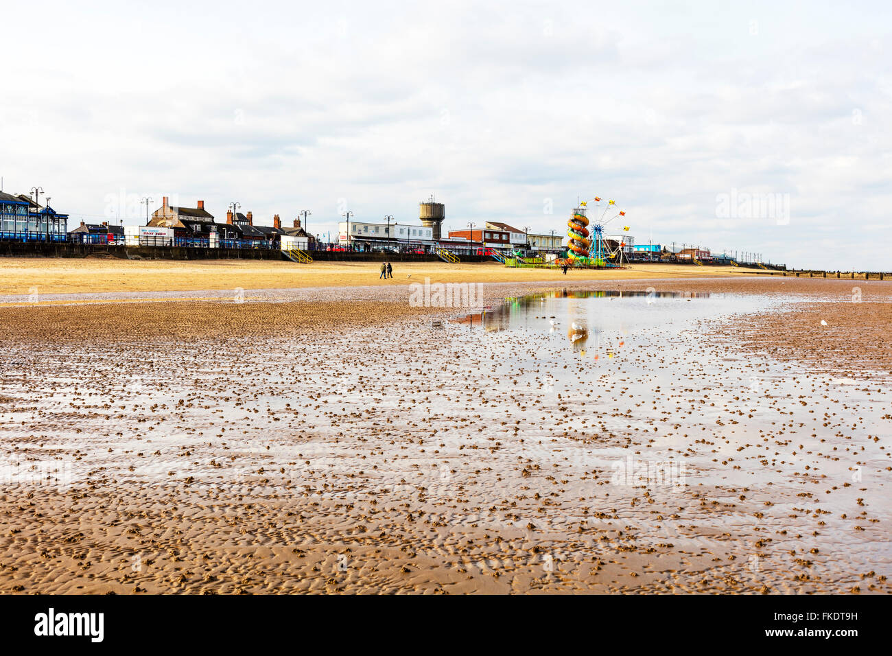 Cleethorpes lungomare spiaggia di sabbia in parte anteriore del divertimenti UK town città Inghilterra costa mare costiero Foto Stock