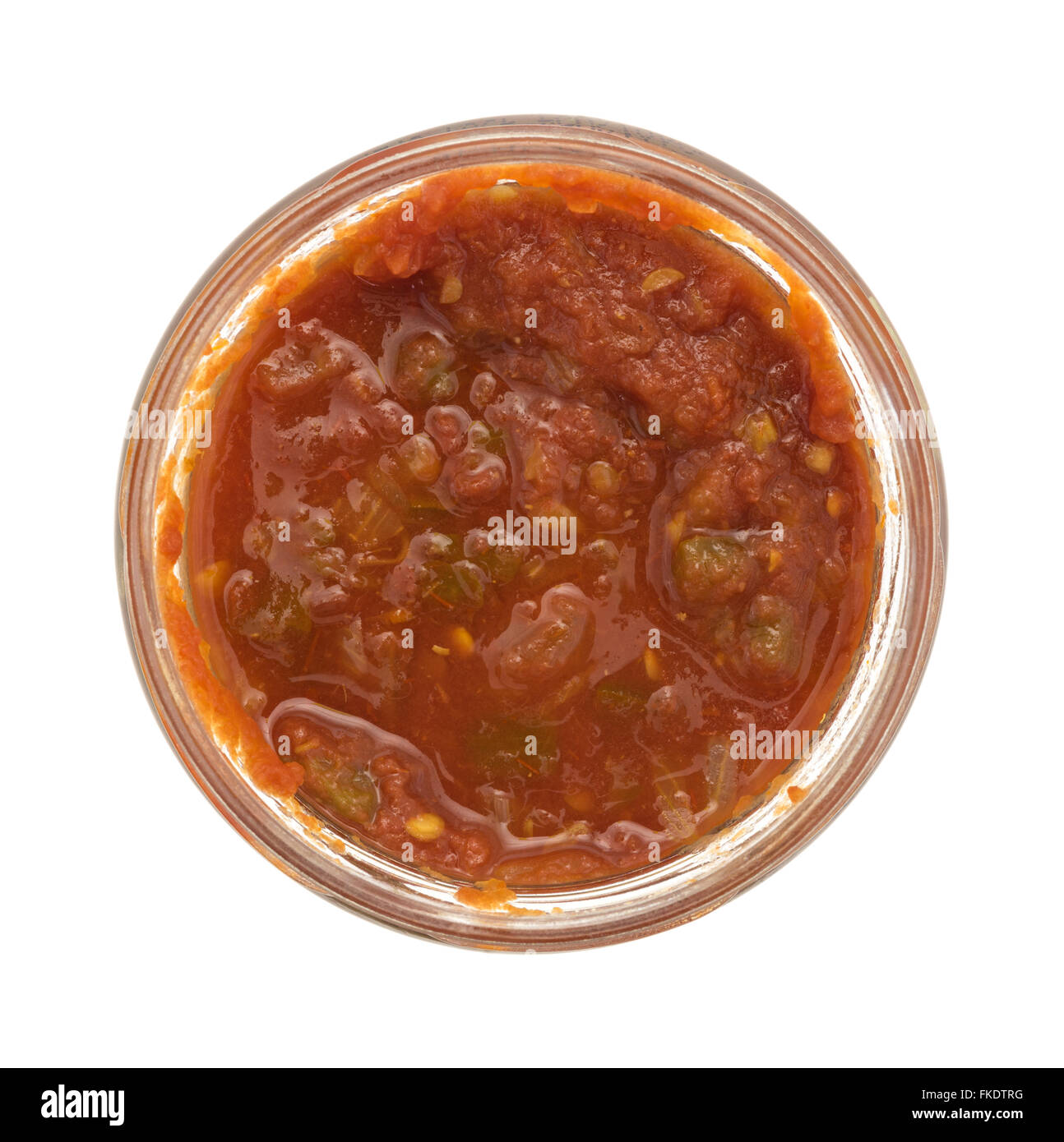 Vista dall'alto di un aperto di chunky salsa piccante salsa isolato su uno sfondo bianco. Foto Stock