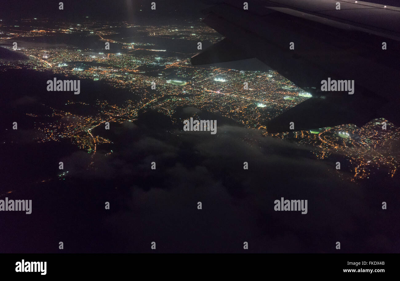 Vista aerea della città illuminata visto attraverso l'aereo di notte, Trinidad, Trinidad e Tobago Foto Stock