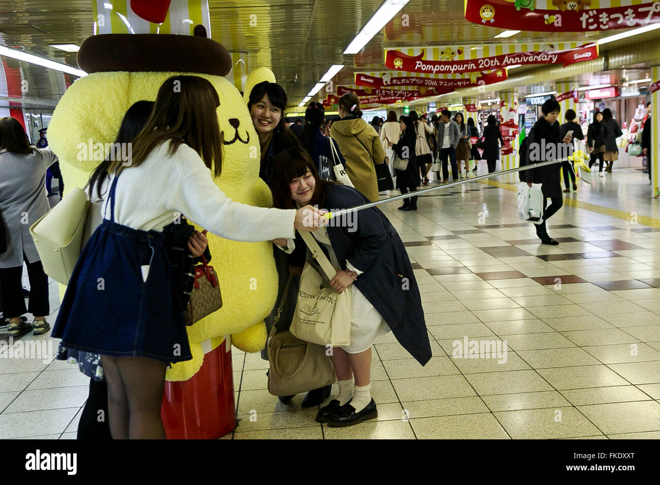 Tokyo, Giappone. 8 Marzo, 2016. Stazione di Shinjuku pendolari squeeze e prendere un selfie con Sanrio di carattere pom pom Purin o Purin bambole peluche visualizzata lungo nella metropolitana di Tokio Promenade il 8 marzo 2016, Tokyo, Giappone. 11 dell'enorme di peluche di caratteri verranno visualizzati in un passaggio sotterraneo della stazione di Shinjuku fino al 13 marzo, come parte delle celebrazioni per il ventesimo compleanno di pom pom Purin. Sanrio è una società giapponese fondata nel 1963, che ha creato oltre 400 personaggi deliziosi, tra cui la famosa in tutto il mondo di Hello Kitty. Credito: Rodrigo Reyes Marin/AFLO/Alamy Live News Foto Stock