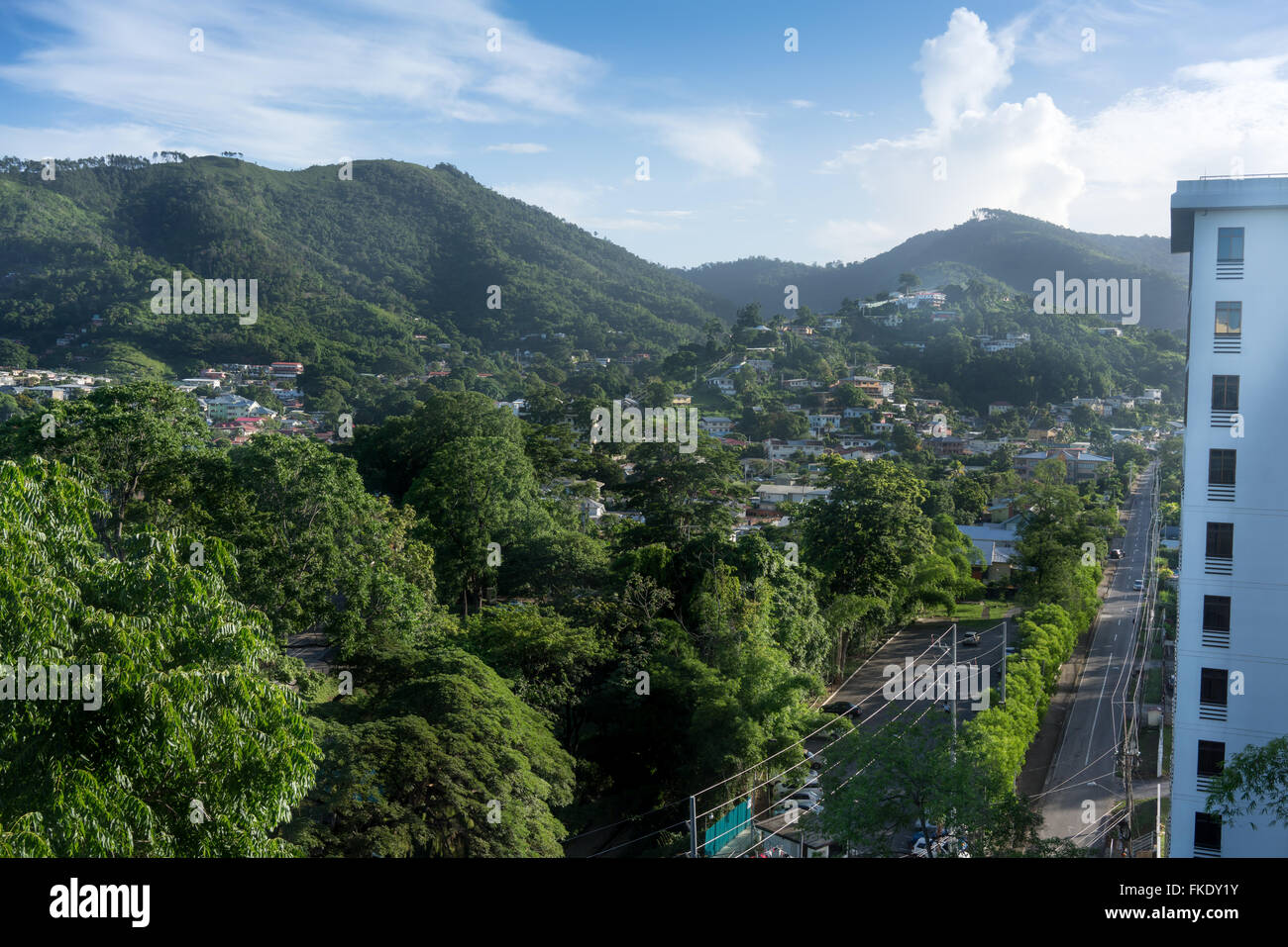 Angolo di alta vista di una città a lato della montagna, Trinidad, Trinidad e Tobago Foto Stock