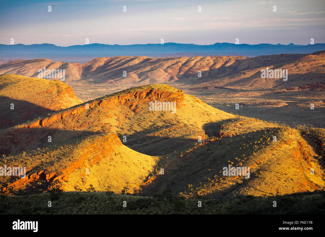 La regione di Pilbara vicino a Tom Prezzo da Nameless Hill, Australia occidentale Foto Stock