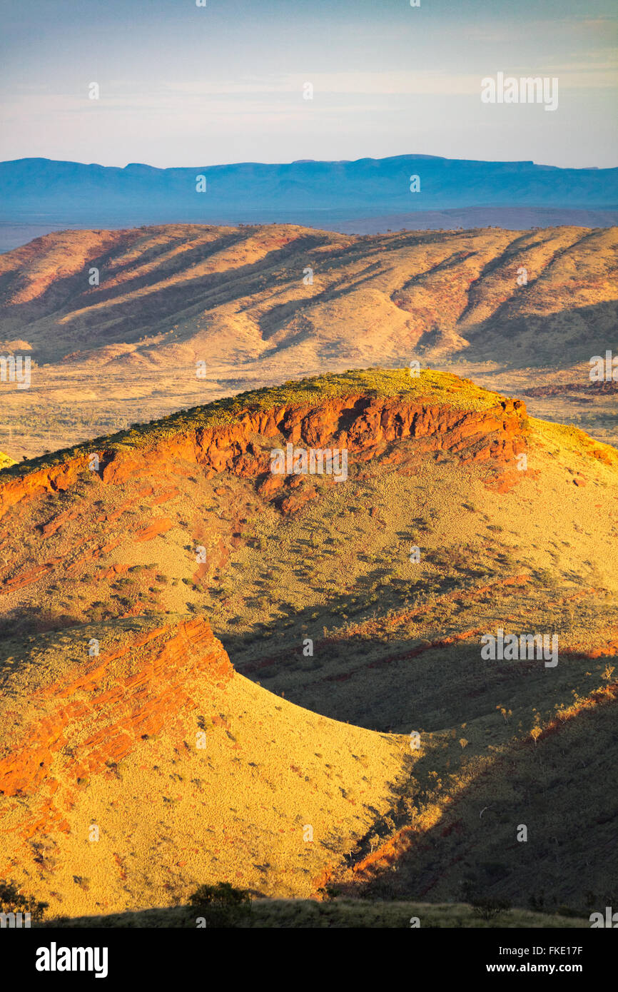 La regione di Pilbara vicino a Tom Prezzo da Nameless Hill, Australia occidentale Foto Stock