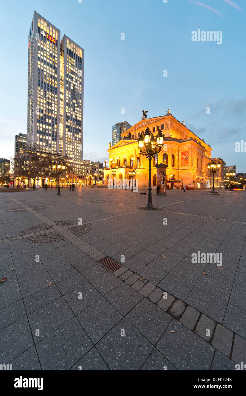 L'Europa, Germania, di Francoforte sul Meno, Old Opera House e la torre di Opera Buildingnight Foto Stock