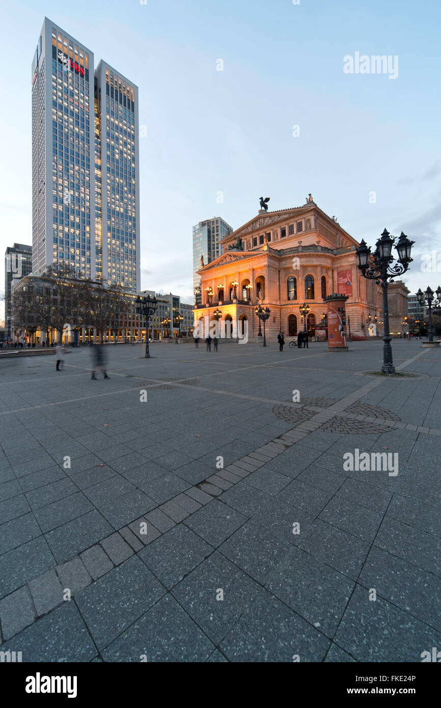 L'Europa, Germania, di Francoforte sul Meno, Old Opera House e la torre di Opera Buildingnight Foto Stock