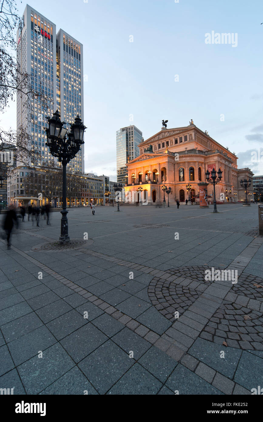 L'Europa, Germania, di Francoforte sul Meno, Old Opera House e la torre di Opera Buildingnight Foto Stock