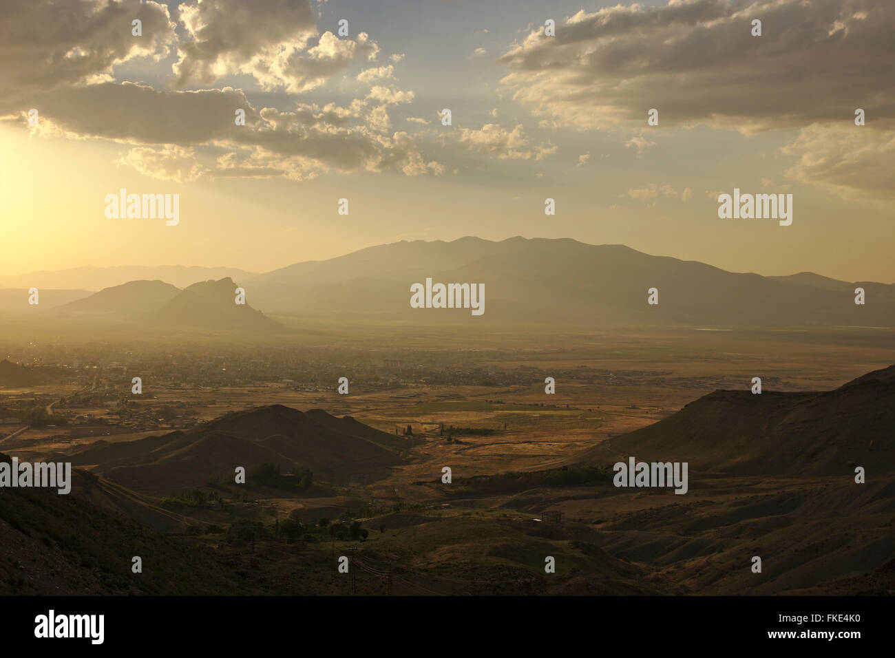 Dogubayazit, vista da Ishak Pasa Palace al tramonto, Turchia Foto Stock