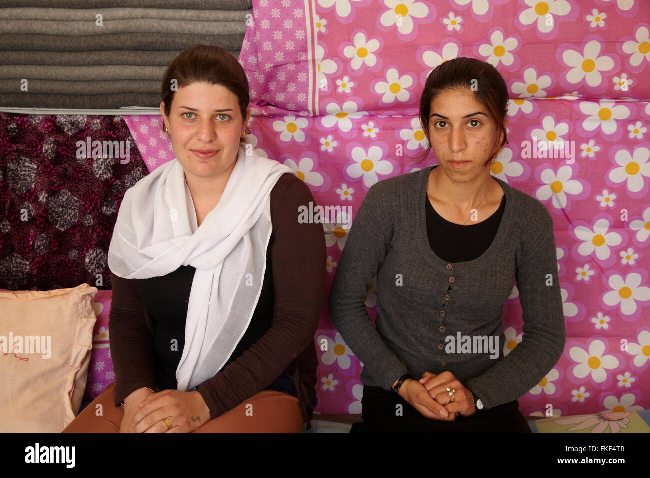 Due ragazze yazidi che sono sopravvissuti di Iside. Foto Stock