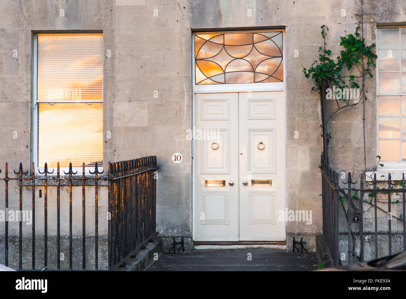Porta Georgiana, vista di una porta con un elegante fanglight georgiano situato nel centro di Bath, Inghilterra, Regno Unito. Foto Stock