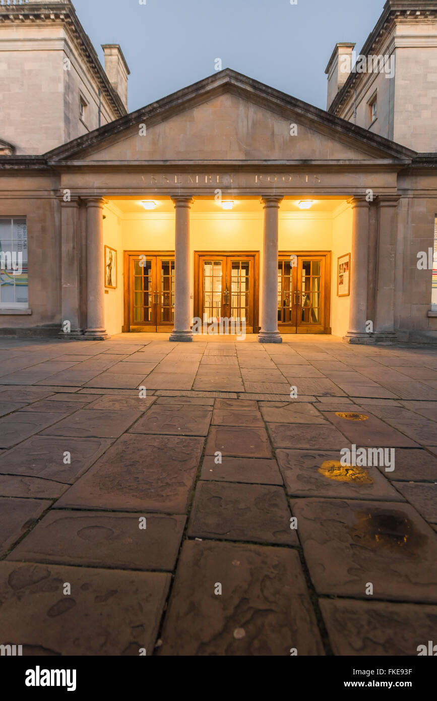 Bath Assembly Rooms, vista del frontone neoclassico all'entrata delle Assembly Rooms nel centro della città di Bath, Inghilterra, Regno Unito Foto Stock