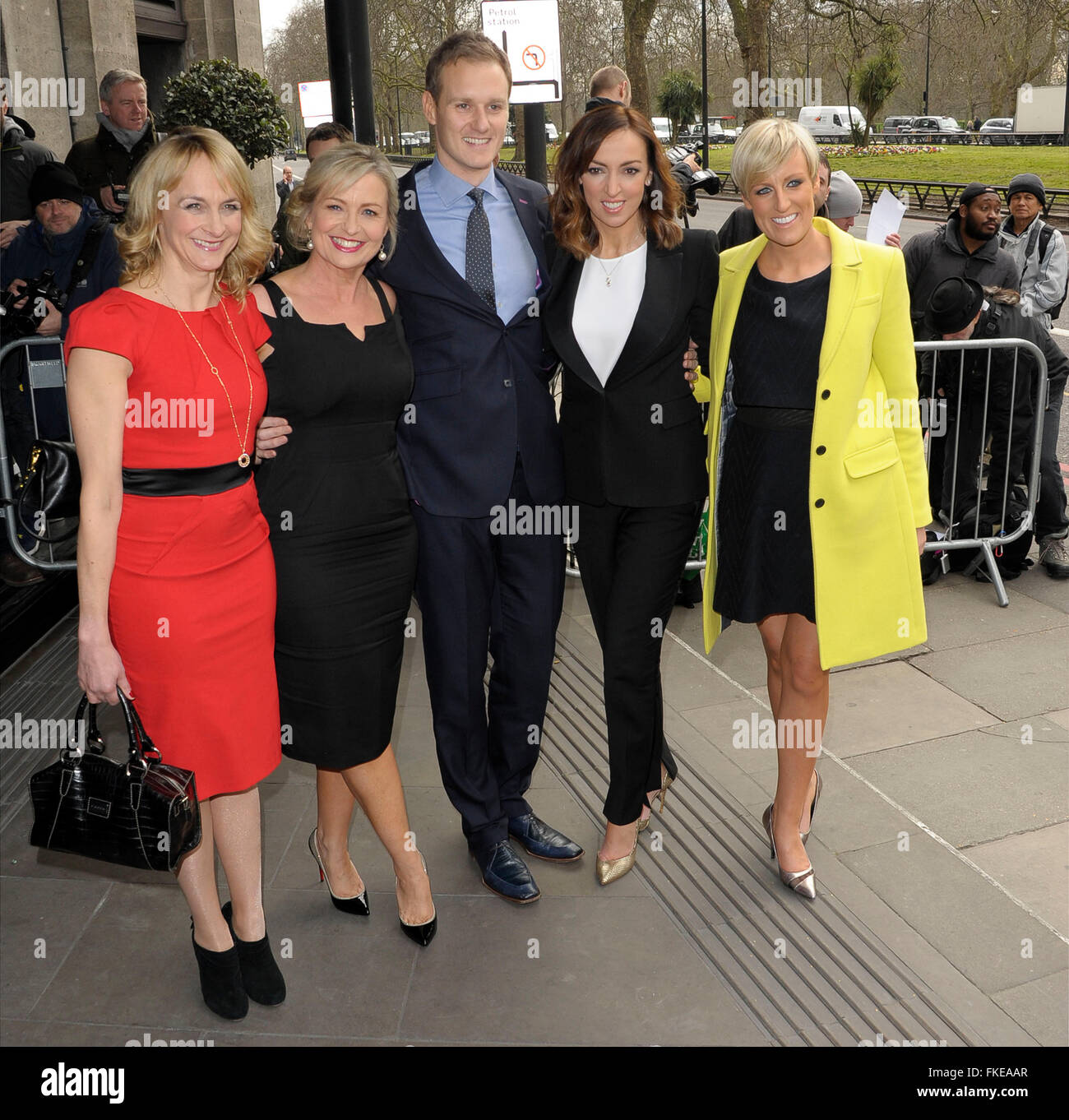 Londra, Regno Unito. 8 Marzo, 2016. Louise Minchin (in rosso), Carol Kirkwood, Dan Walker, Sally Nugent, Stephanie McGovern (in giallo) frequentando il TRIC AWARDS 2016 al Grosvenor House Hotel Londra 816th Marzo 2016 Credit: Peter Phillips/Alamy Live News Foto Stock