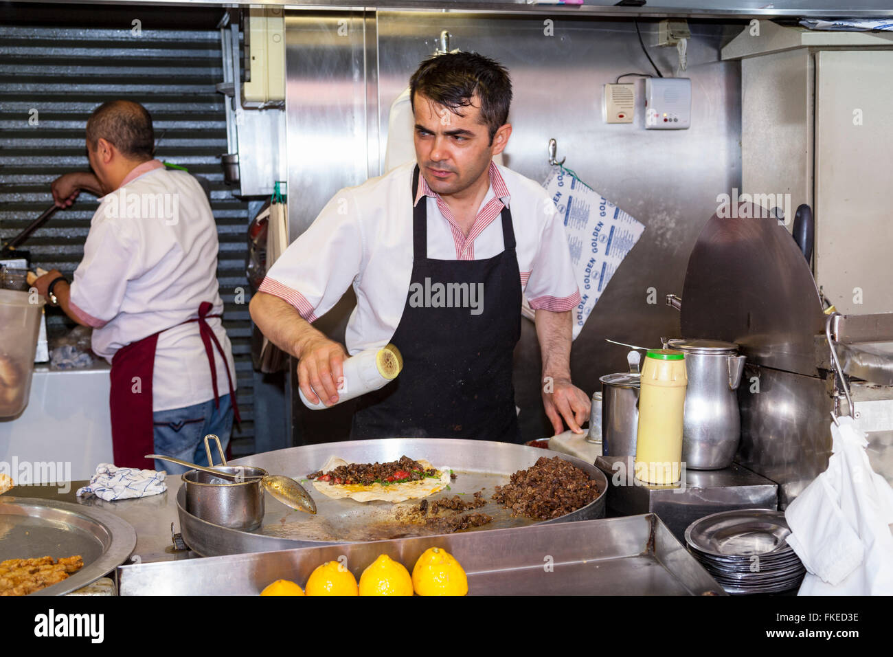 Gli uomini la cottura in un cafe, Istanbul, Turchia Foto Stock