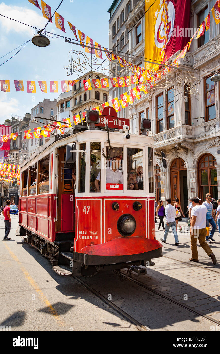 Il Taksim a Tunel tram, Istiklal Street, quartiere di Beyoglu, Istanbul, Turchia Foto Stock