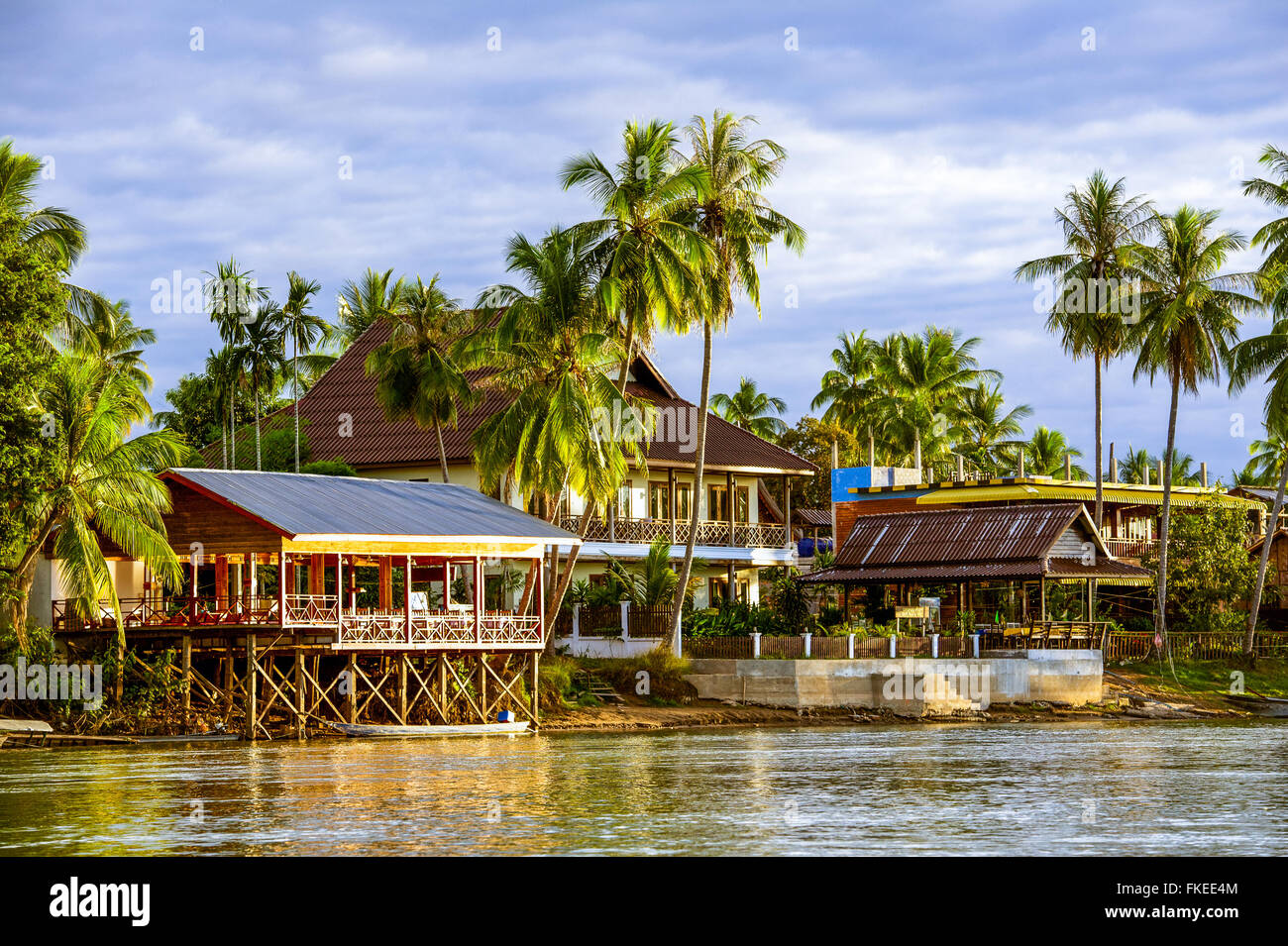 Asia. Il sud-est asiatico. Laos. Provincia di Champassak. 4000 isole. Don Khon. Case su palafitte. Foto Stock