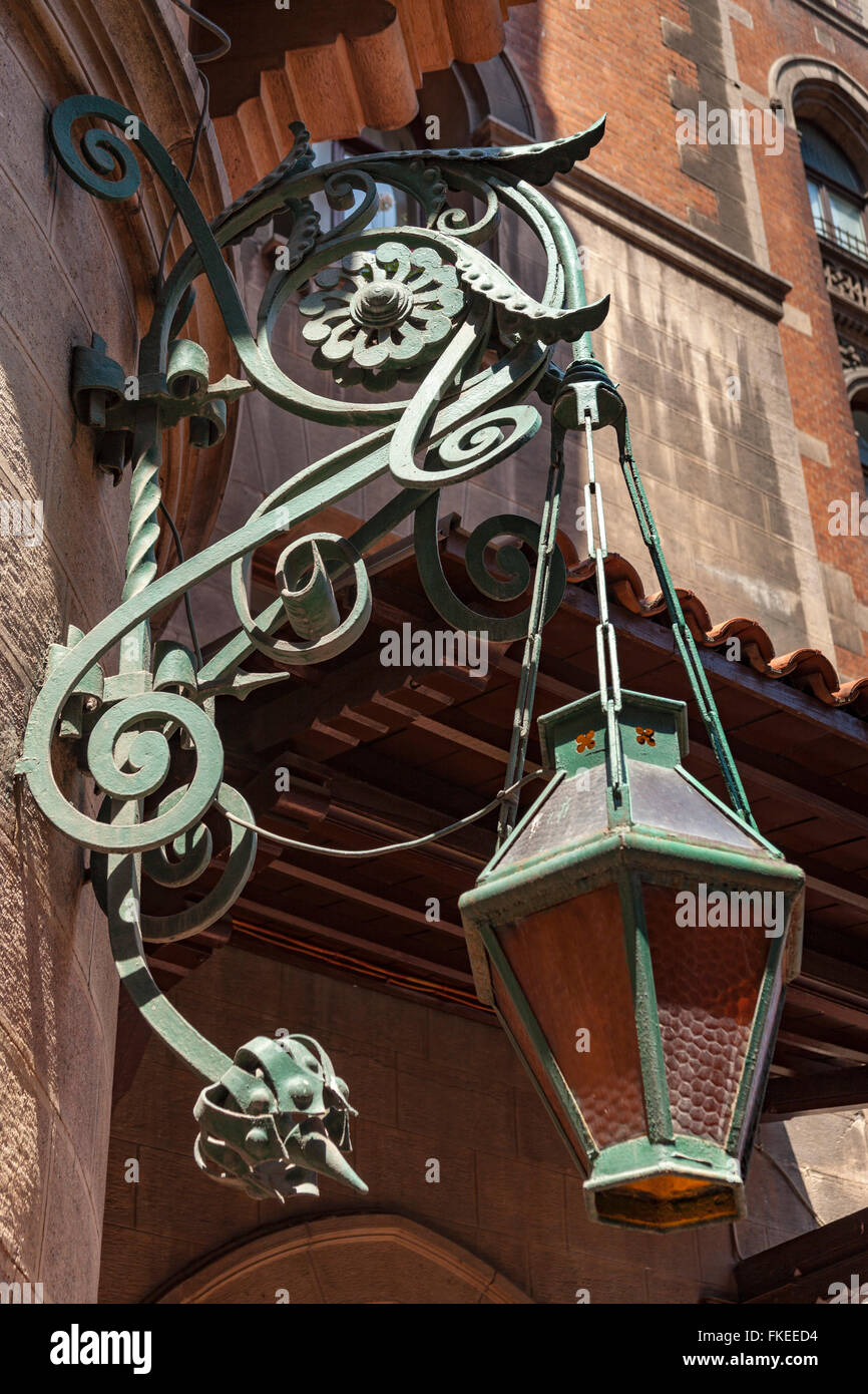 Lanterna nel cortile, Sant Antonio da Padova la Chiesa Cattolica, Istiklal Caddesi, Beyoglu, Istanbul, Turchia Foto Stock
