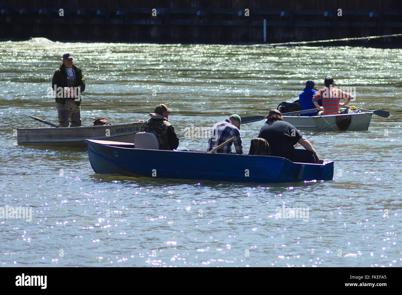 Pescatore in piccole barche sul Fiume Manistee nel Michigan Foto Stock
