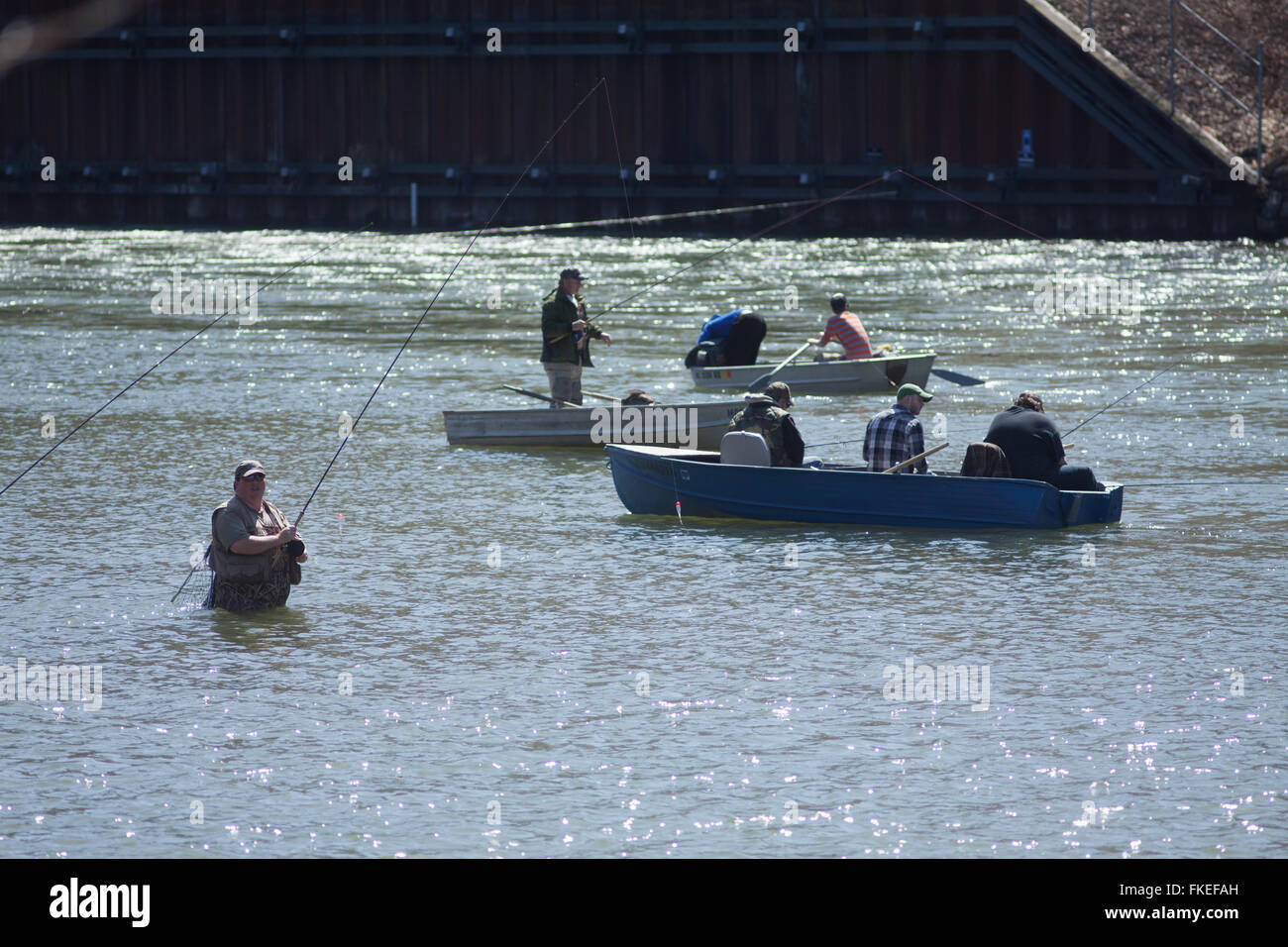 Fisherman wading accanto alle barche sul Fiume Manistee nel Michigan Foto Stock