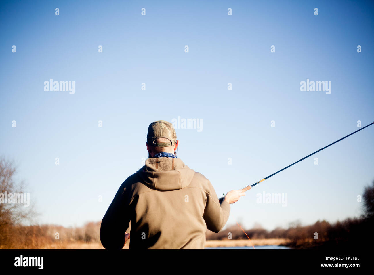 Fly fisherman colata anteriore off della barca Foto Stock
