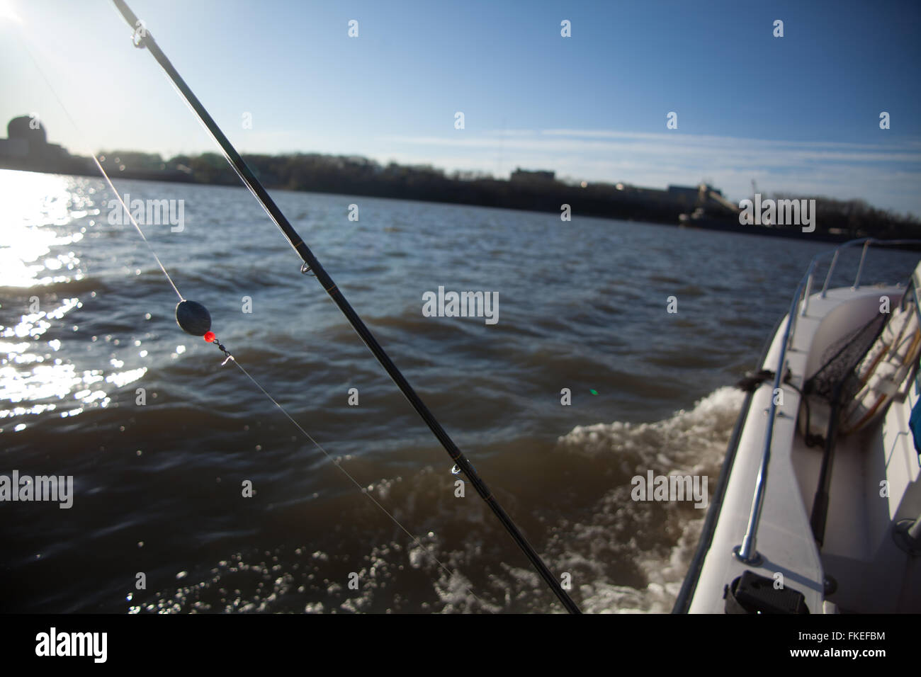 Canna da pesca appesa fuori dalla parte laterale di una barca sul fiume Hudson Foto Stock