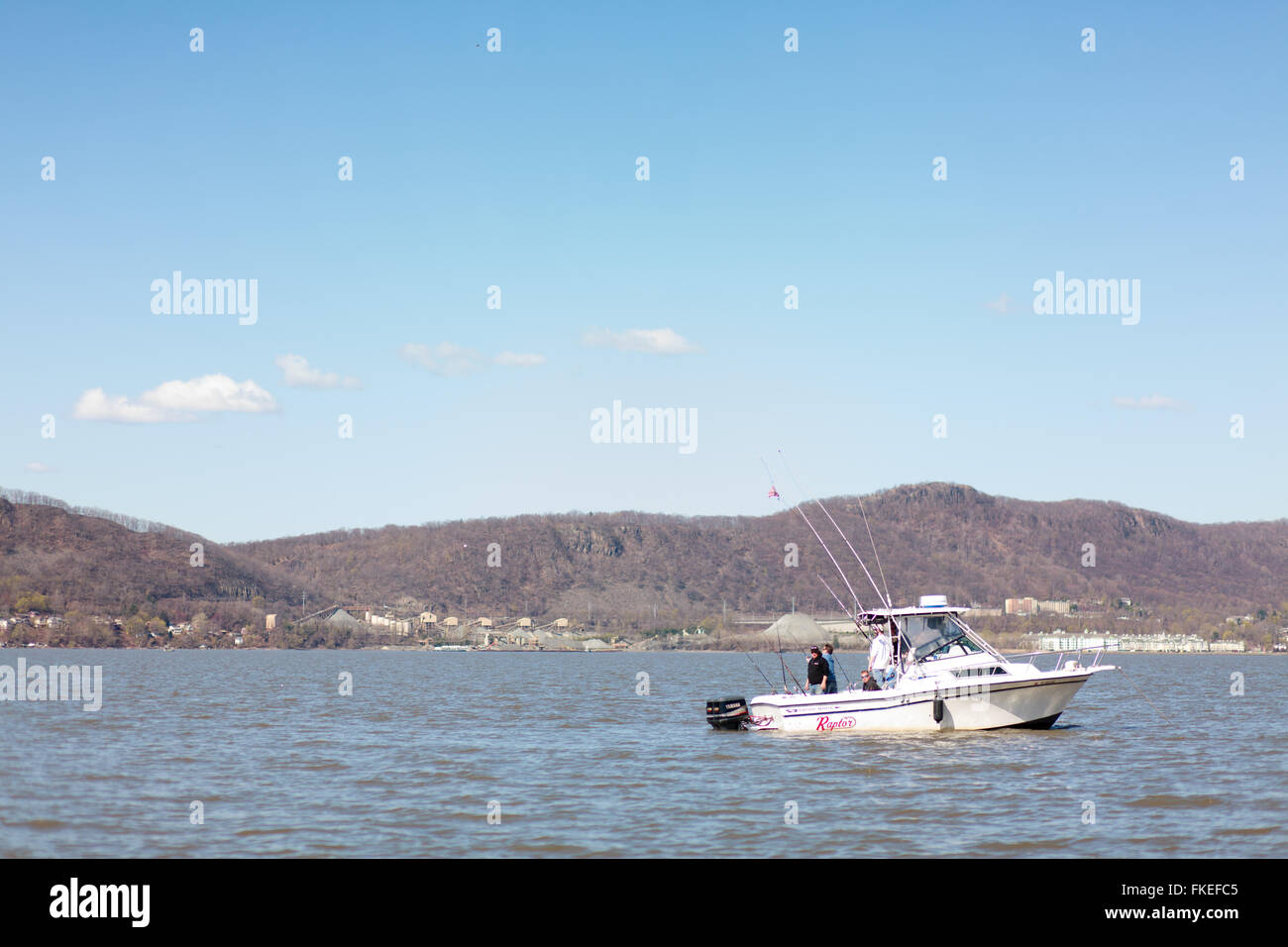 Barca da pesca e Pescatore sul fiume Hudson Foto Stock