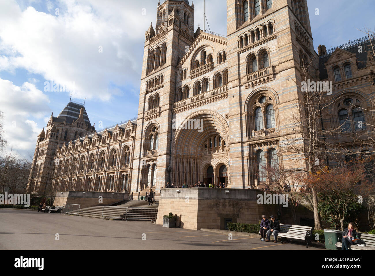 La facciata esterna del Museo di Storia Naturale di Londra REGNO UNITO Foto Stock