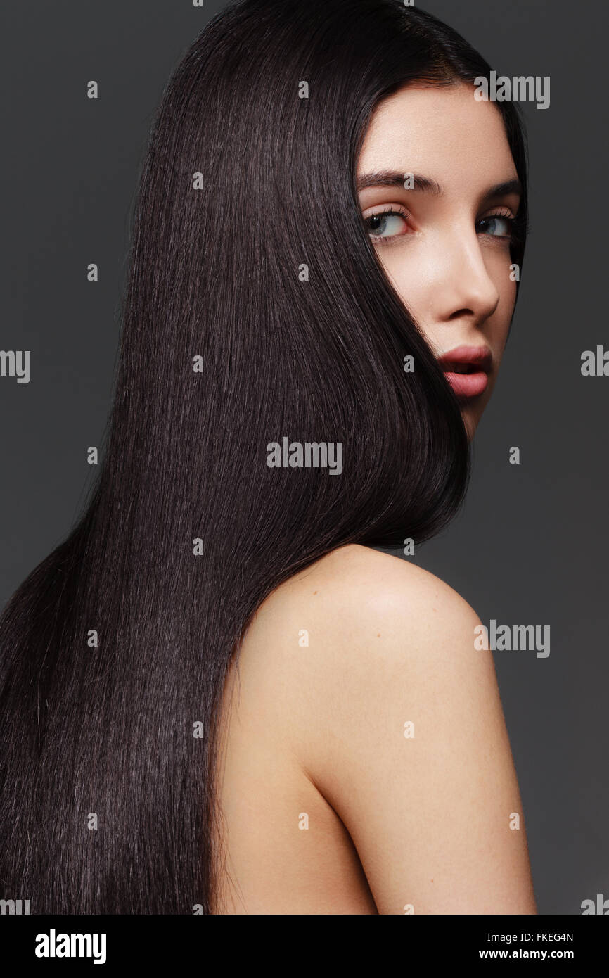 Bella donna con lunghi capelli dritti Foto stock - Alamy