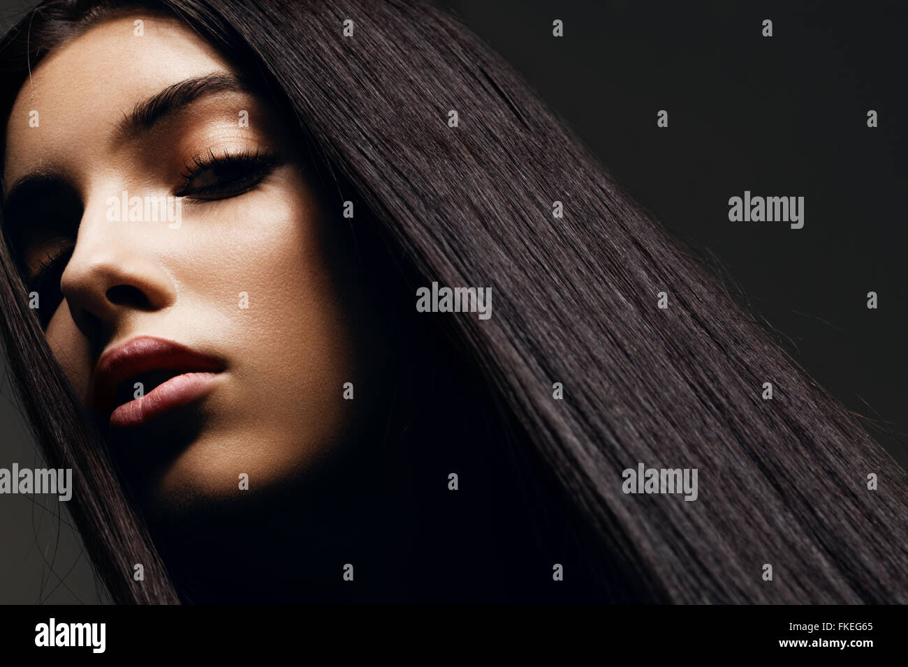 Capelli Lunghi Scalati Davanti Con Ciuffi Colorati Ed Effetto Balayage Chiaro O Scuro - Foto 12