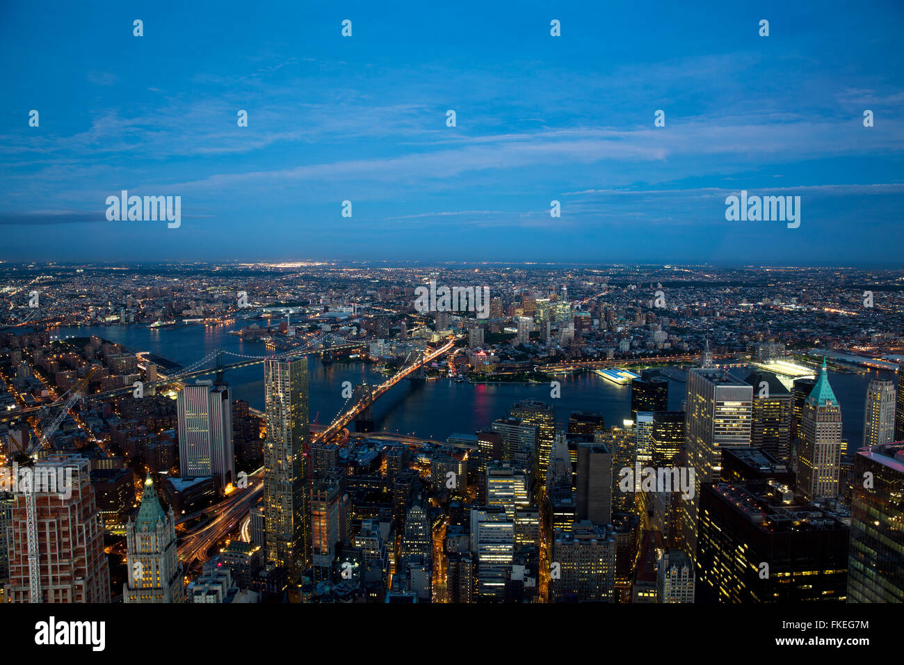 Vista aerea dello skyline di New York e dell'East River al crepuscolo Foto Stock
