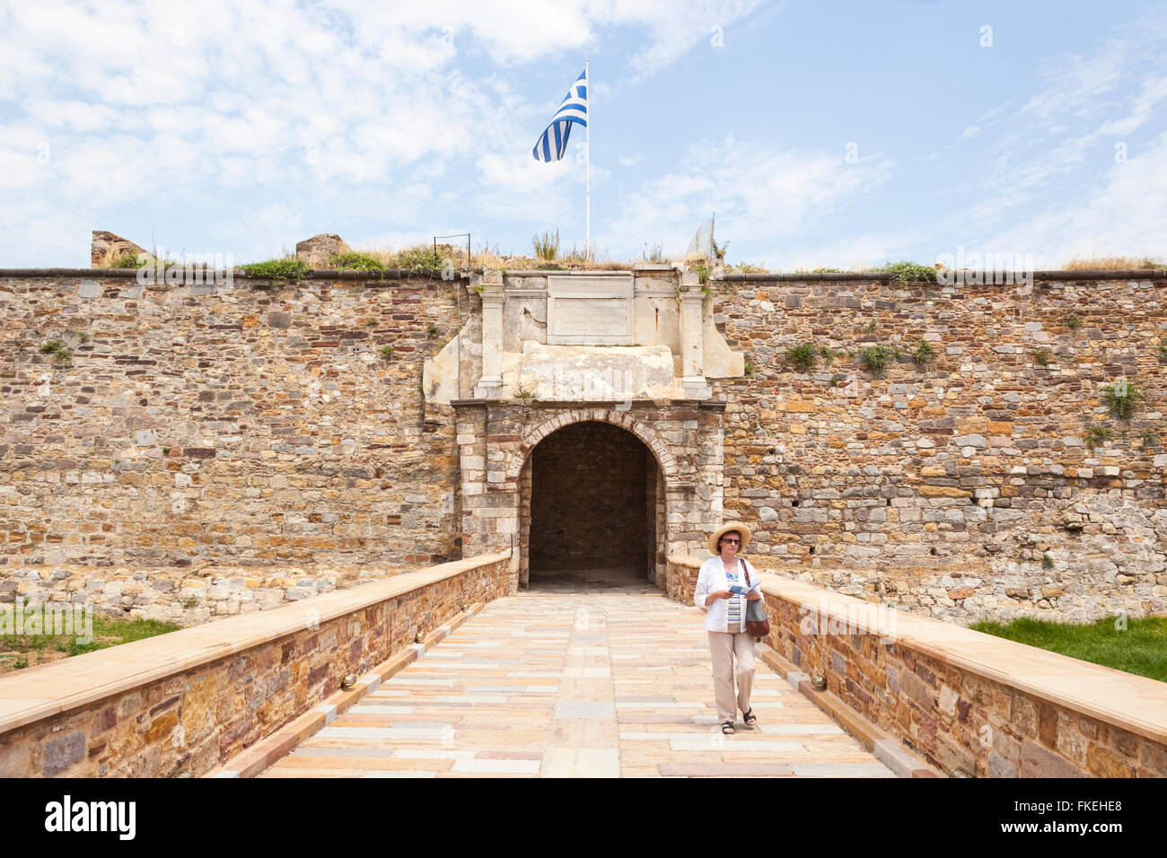 Turista che visita il castello bizantino nella città di Chios, Chios, Grecia Foto Stock