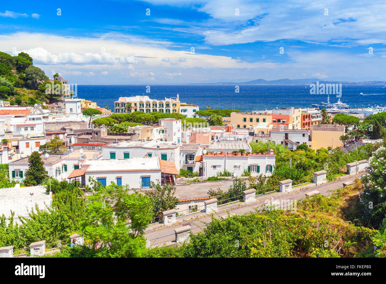 Il paesaggio costiero di Lacco Ameno luogo di villeggiatura. Isola d Ischia, Italia. Mare Mediterraneo coast Foto Stock