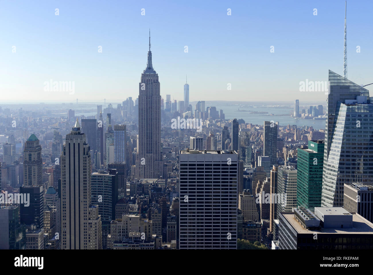 Vista del Centro Cittadino di Manhattan e l'Empire State Building come si vede dal Rockefeller Center, Manhattan, New York New York Foto Stock
