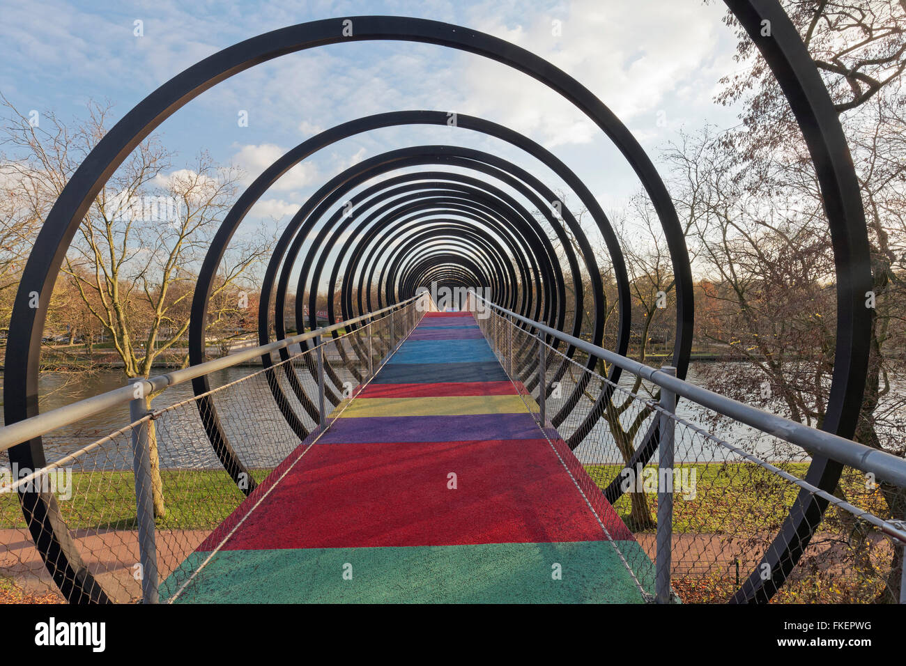 Passerella a spirale su Rhine-Herne Canal, Slinky molle per fama, architetto Tobias Rehberger, Oberhausen, distretto della Ruhr Foto Stock