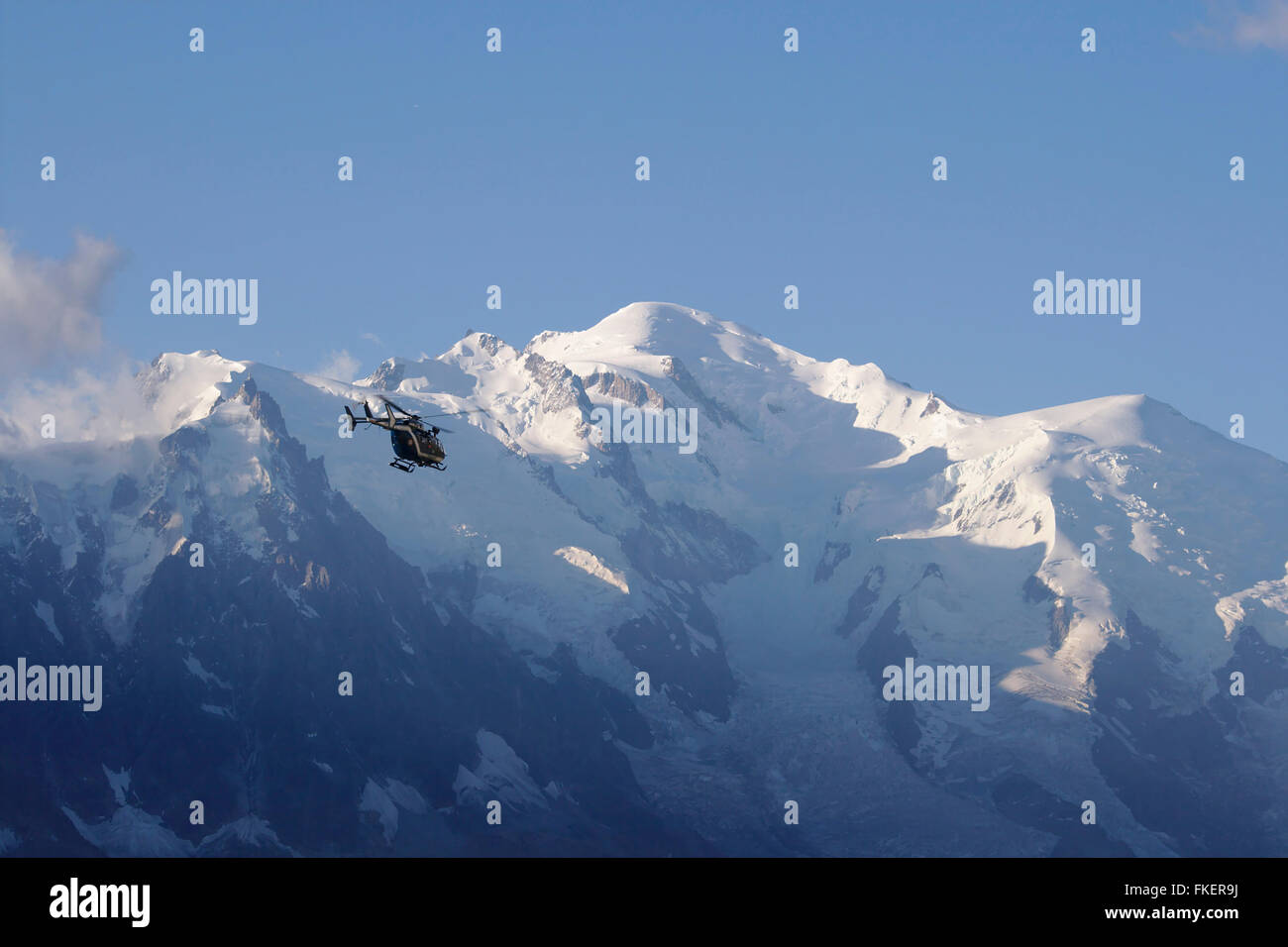Elicottero e Mont Blanc, vicino a Chamonix, Francia Foto Stock