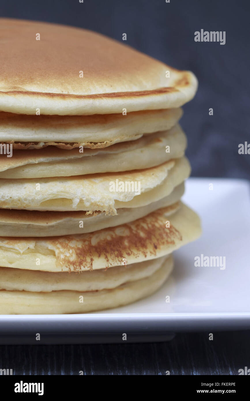 Pila di frittelle sul legno scuro dello sfondo Foto Stock