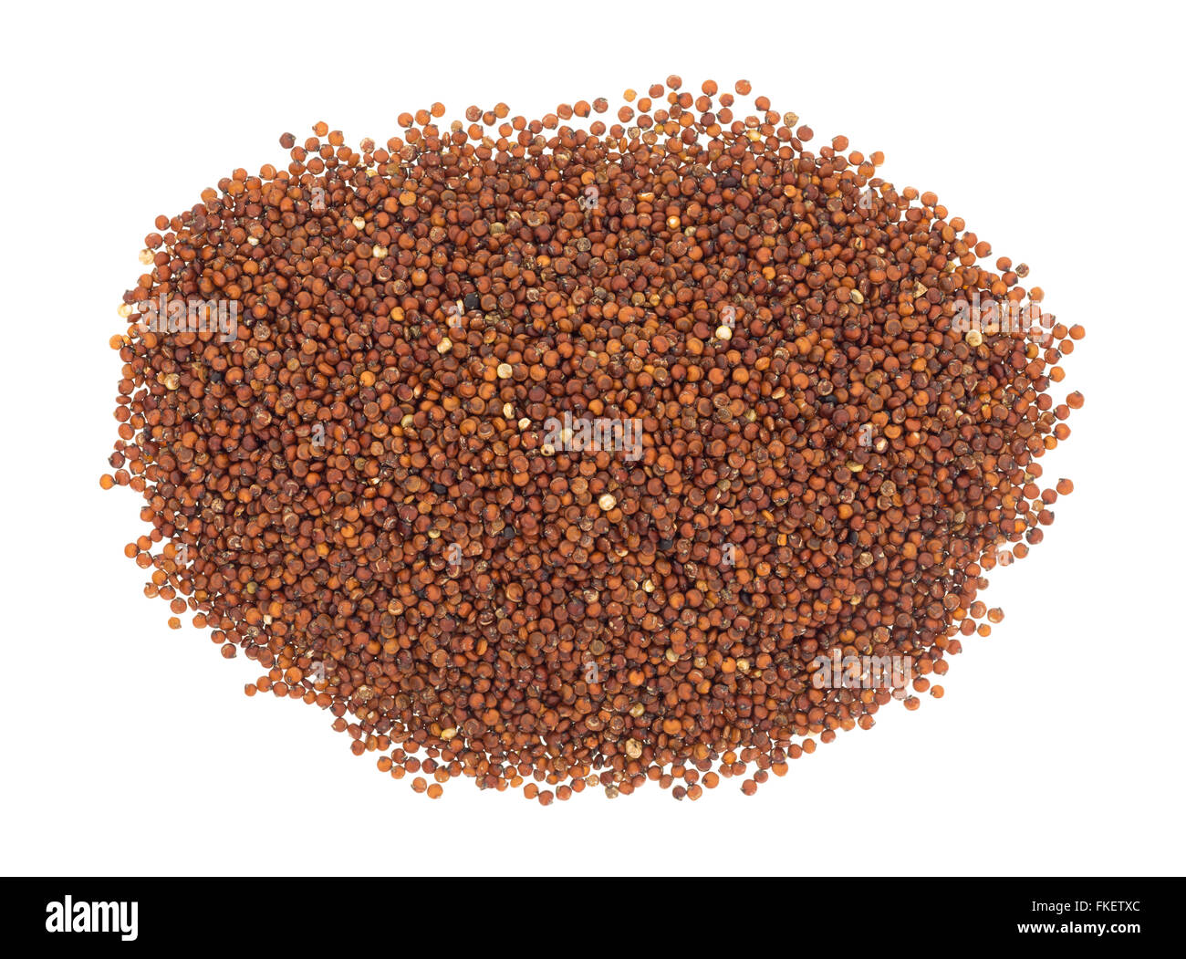 Vista dall'alto di una porzione di organico rosso di quinoa isolato su uno sfondo bianco. Foto Stock