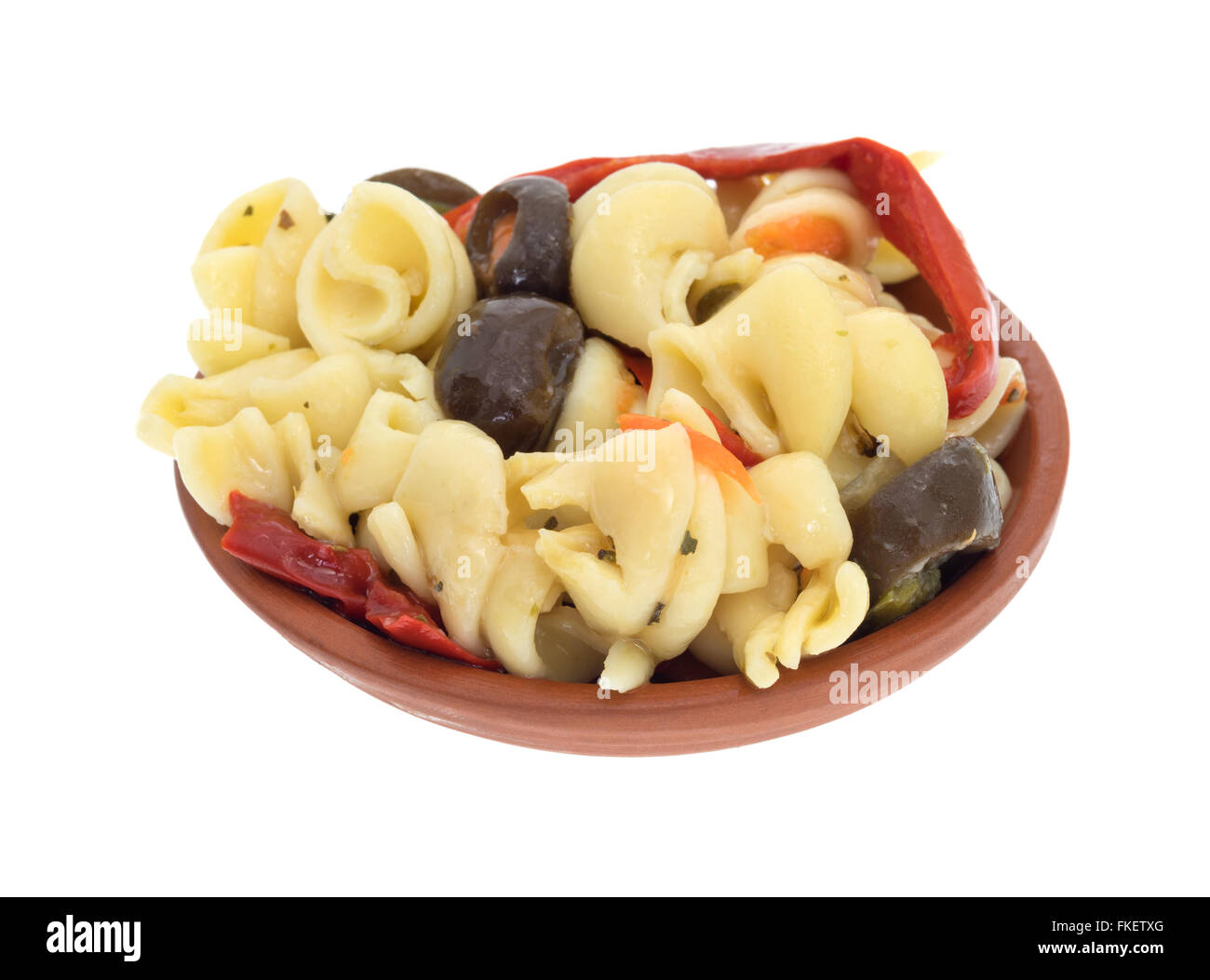 Un piccolo servizio di rotini insalata di pasta in un piccolo recipiente isolato su uno sfondo bianco. Foto Stock