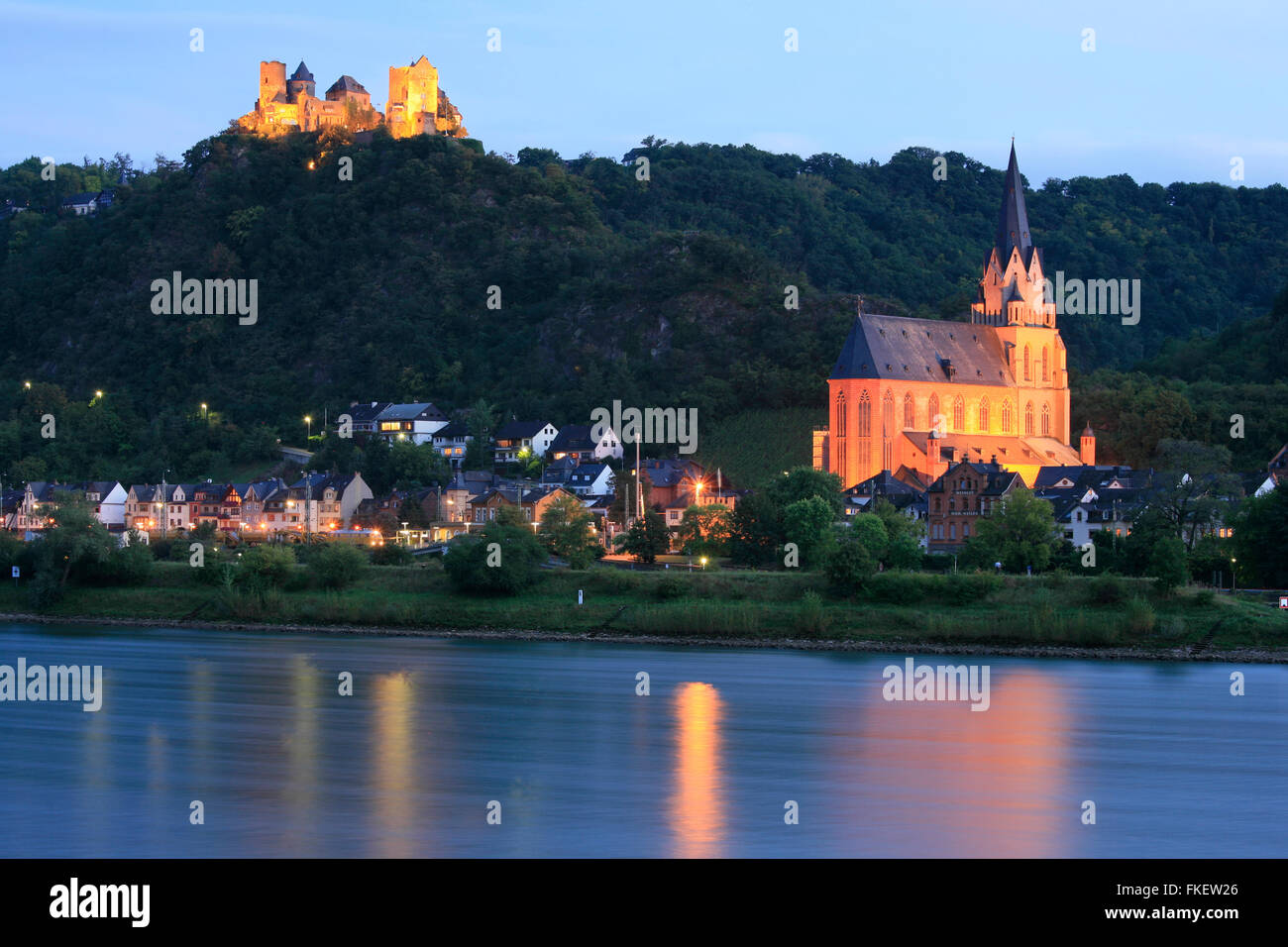 Schönburg Castello e la chiesa di Nostra Signora Santissima, Oberwesel Gola del Reno, Renania-Palatinato, Germania Foto Stock