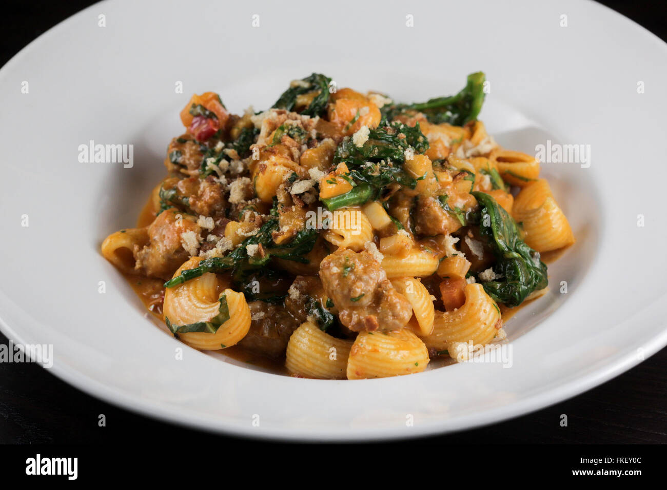 Lumache piccante. broccoli rabe, salsiccia, finocchio carbonizzati