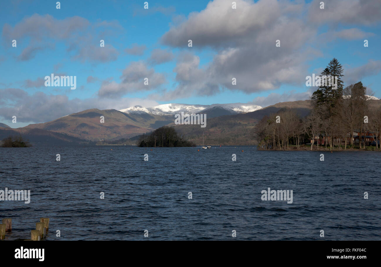 Il Fairfield Horseshoe sopra Ambleside e pontili allagata da Bowness Windermere Lake District Cumbria Inghilterra England Foto Stock