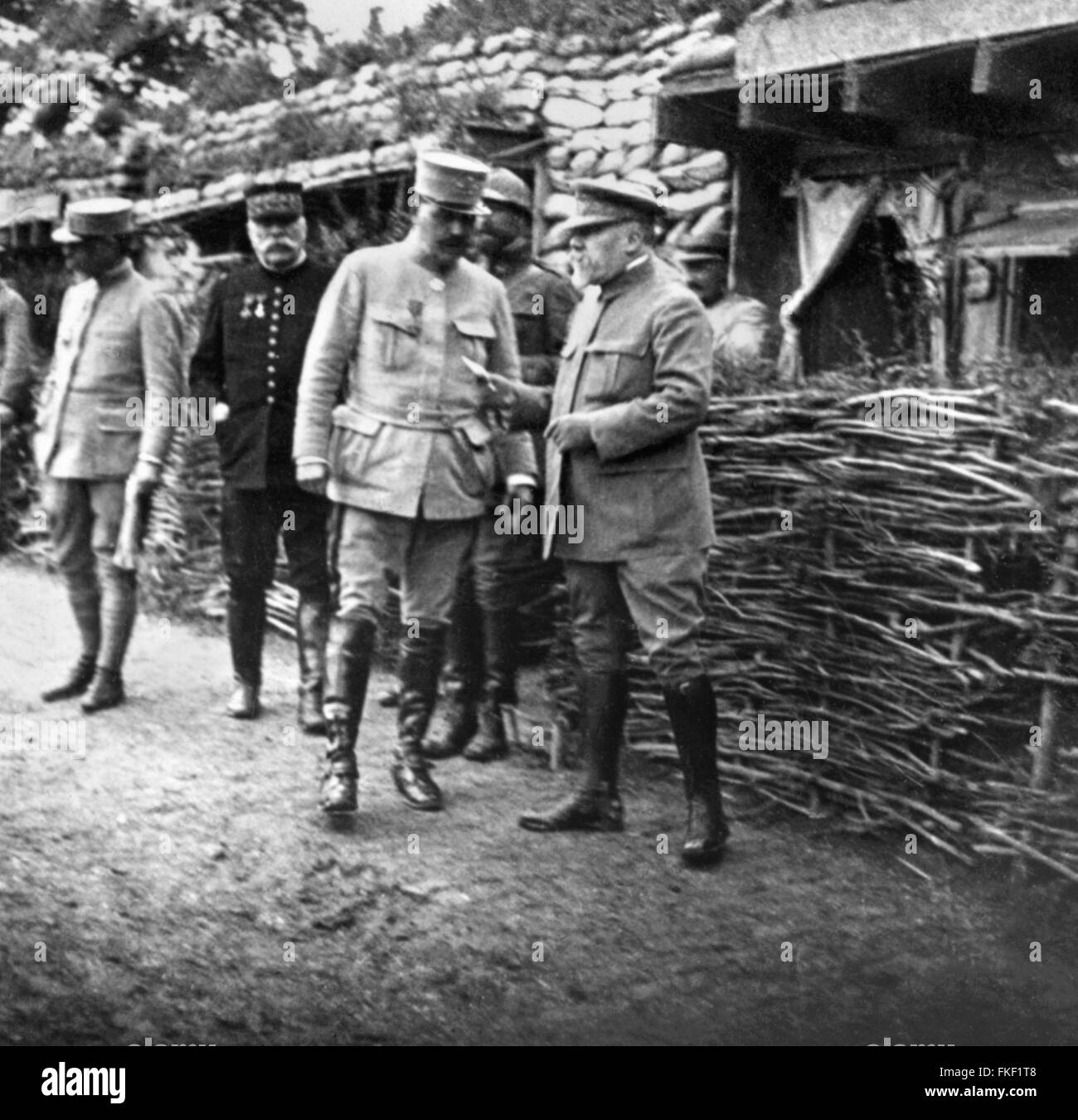 Raymond Poincare, Presidente della Repubblica francese e Joseph Joffre, Maresciallo di Francia e Comandante in Capo dell'esercito, la visita degli ufficiali di quarti durante la grande Battaglia delle Somme in Francia, luglio 1916. Foto Stock